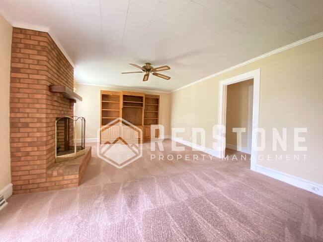 Building Photo - 3 Bedroom, 2 Bath - House