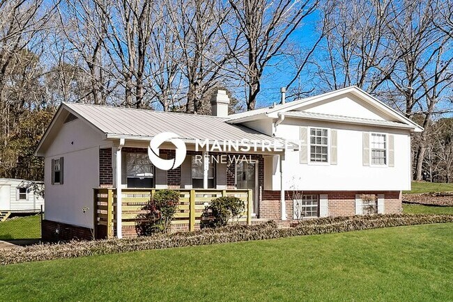 Building Photo - 3 Bedroom Pet-Friendly Home in HUEYTOWN, A...