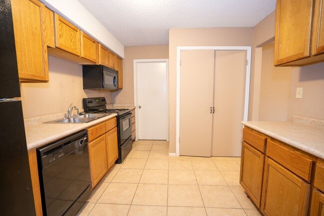 Building Photo - Gorgeous 3 Bed / 2 Bath! Coming soon!