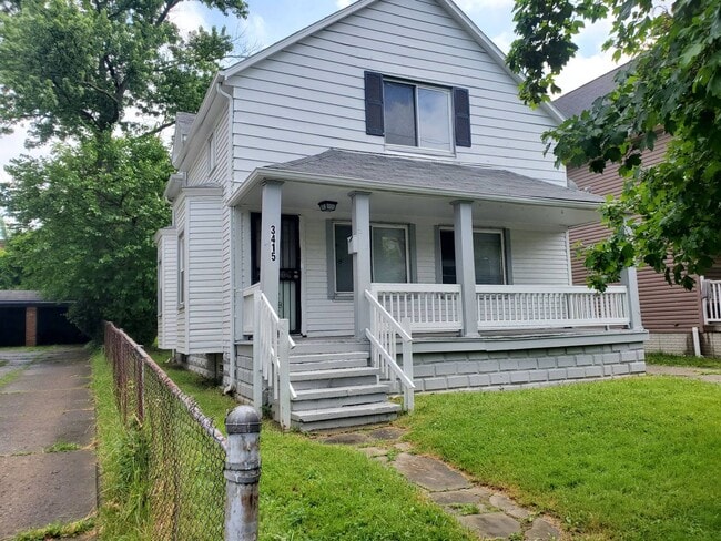 Building Photo - Charming 4-Bedroom Property in Prime Location