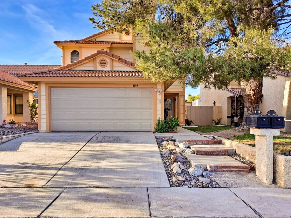 Foto principal - 5 Bedroom Former Model Home!