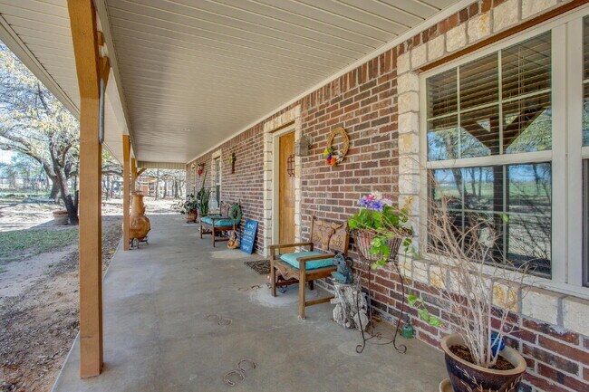 Foto del edificio - 3 bedroom home on acreage