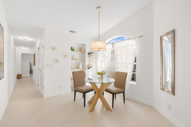 Foto del edificio - 15465 Lake Magnolia Pl