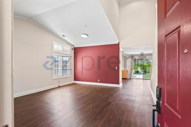Foto del edificio - 1366 Jayhawk Ln