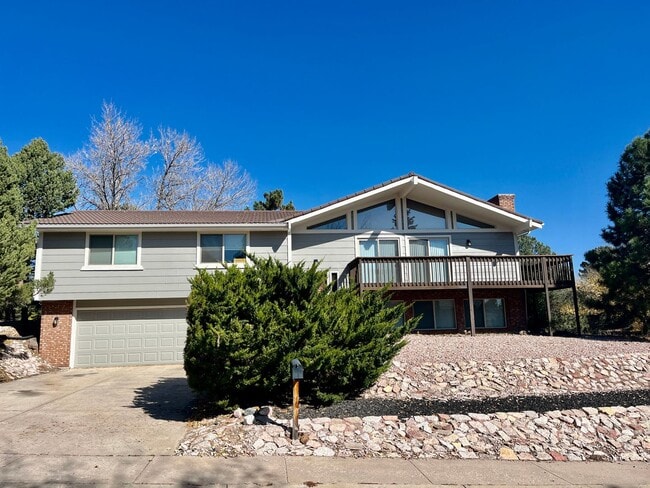 4 Bedroom Bi Level Home in Rockrimmon - 4 Bedroom Bi Level Home in Rockrimmon