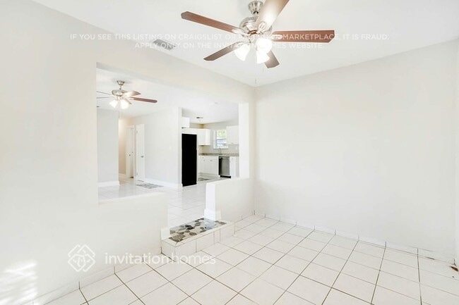 Building Photo - 2440 SW 5th Pl