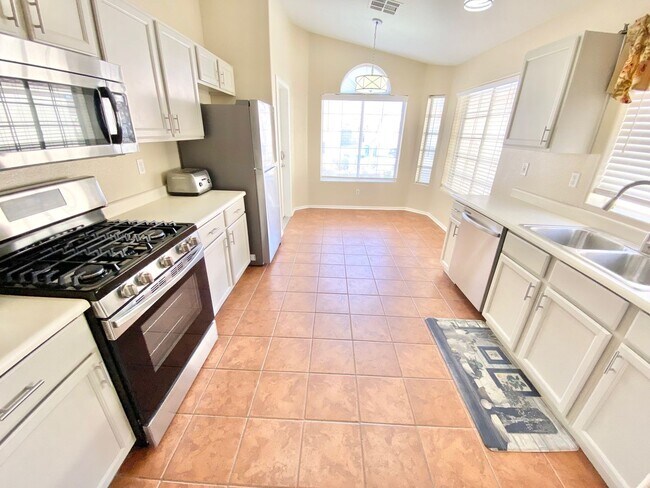 Building Photo - BEAUTIFUL 3 BEDROOM, 2 BATH SINGLE-STORY H...