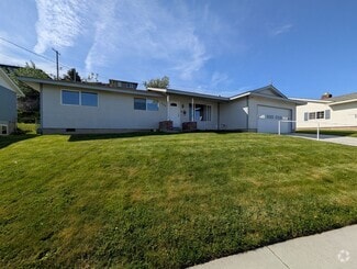 Building Photo - 2236 SW Ladow Ave