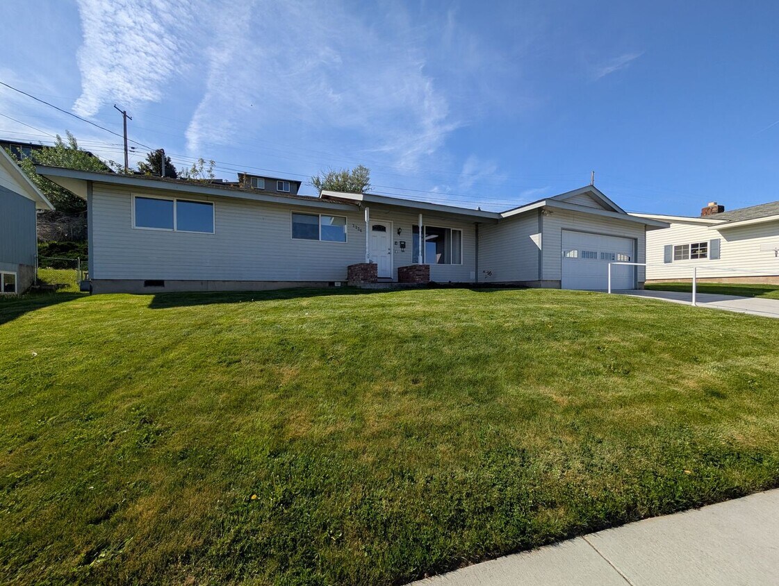 Foto principal - 3 Bed/2 Bath Ranch-Style Home