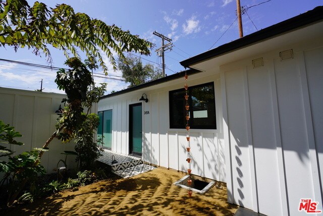 Building Photo - 707 1/2 Vernon Ave