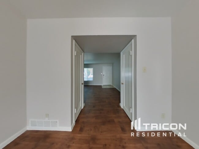 Building Photo - 2749 El Rey St