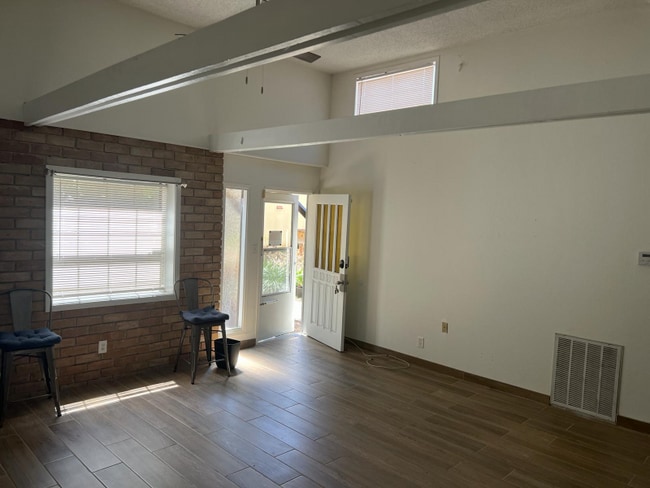 Building Photo - 402 Champions Drive