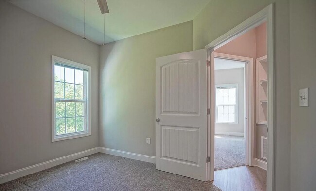 Building Photo - 253 Krimminger Ave SE