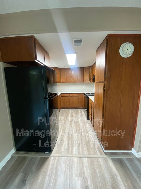 Building Photo - 3493 Sutherland Dr