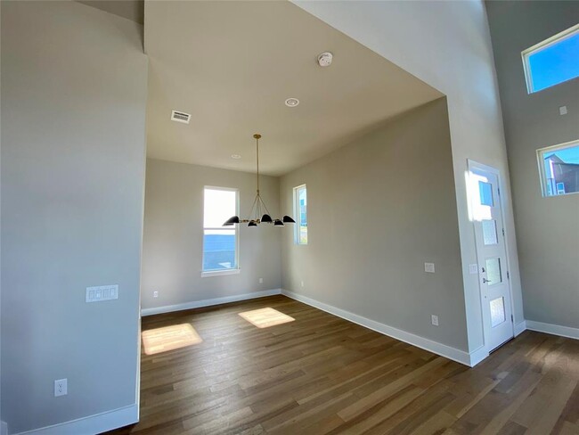 Building Photo - 5800 Toscana Ave