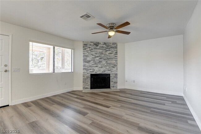 Foto del edificio - 853 Rock Springs Dr