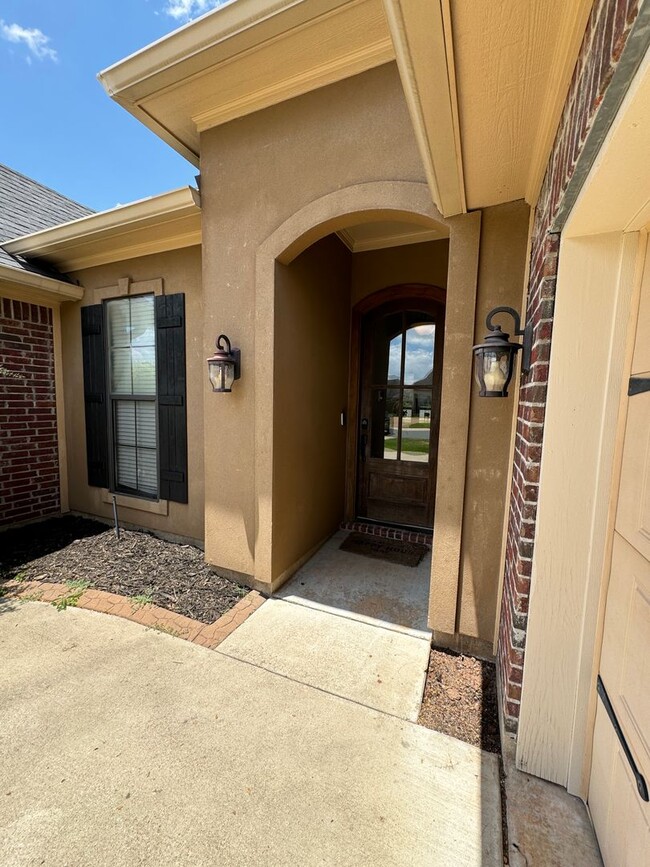 Building Photo - Just Minutes to Barksdale Air Force Base... BAFB