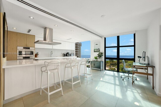 Foto del edificio - 1121 Crandon Blvd