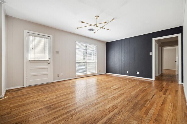 Building Photo - 939 Cortlandt St