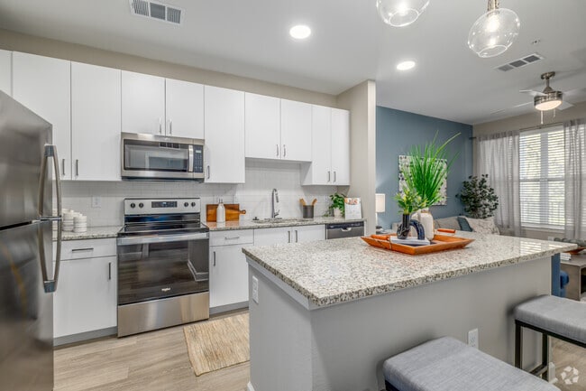 2BR, 2BA - 997SF - Kitchen - The Marlow Gainesville