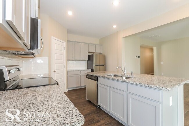 Foto del edificio - This spacious 4 BR 2.5BA home
