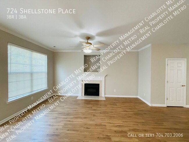 Building Photo - Charming 3 bedoom 2.5 bath town home in th...