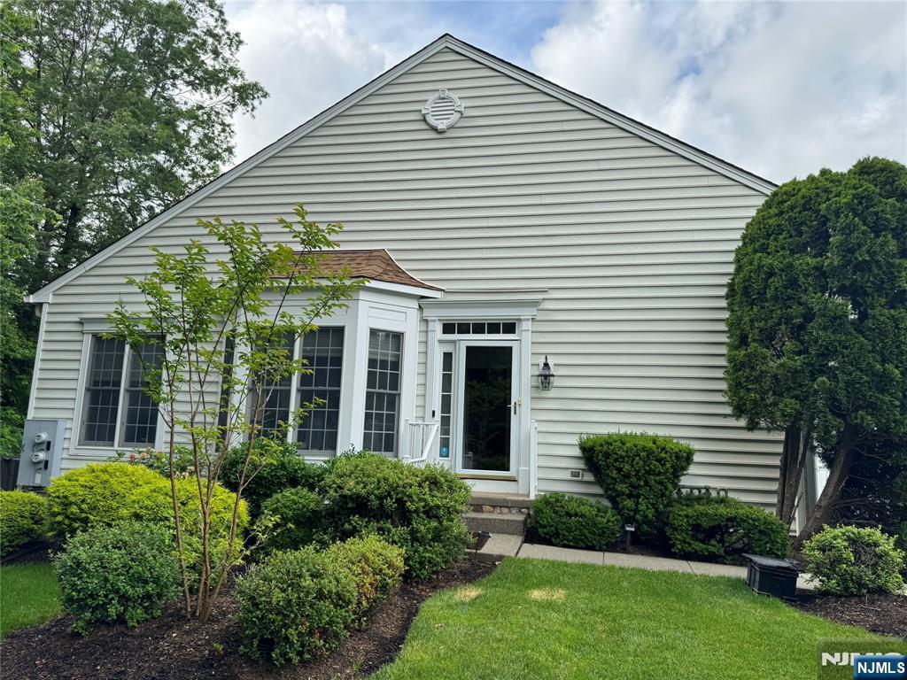 Primary Photo - 61 Thistle Dr