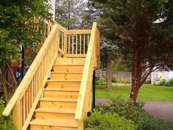 Nuevas escaleras que conducen desde el patio/área de garaje a la entrada trasera privada. - 2325 Broadmeade Road