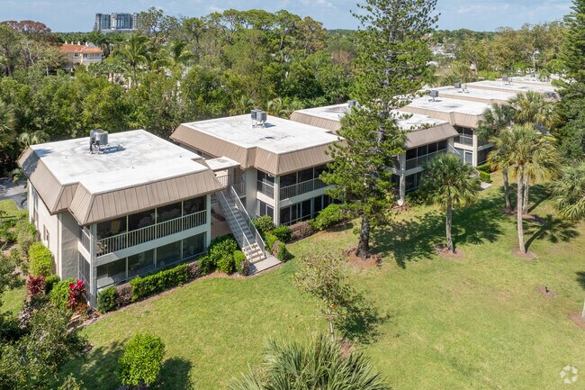1549 Sandpiper St Nápoles, FL 34102 - Royal Bay Villas