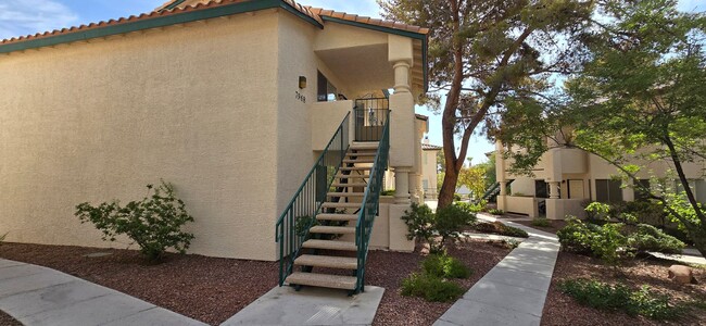 Building Photo - Lovely Upstairs Condo