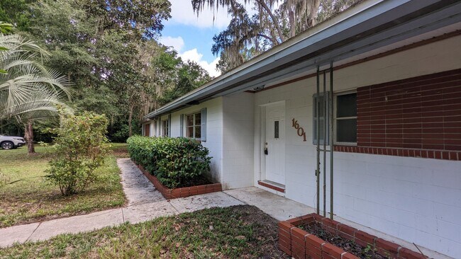 Foto del edificio - Three Bedroom Two Bath Home Hidden in NW G...