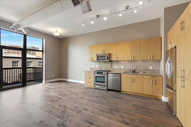 Building Photo - 1 Bedroom, 1 Bath Condo in the Heart of Do...