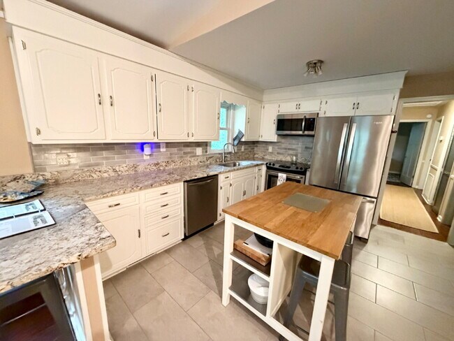 Building Photo - 4 Bedroom home Keowee Key Community