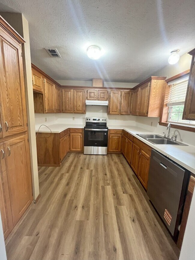 Foto del edificio - Charming 3 bed 2 bath with fenced yard