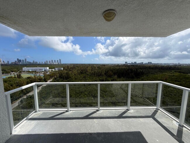 Foto del edificio - 15051 Royal Oaks Ln