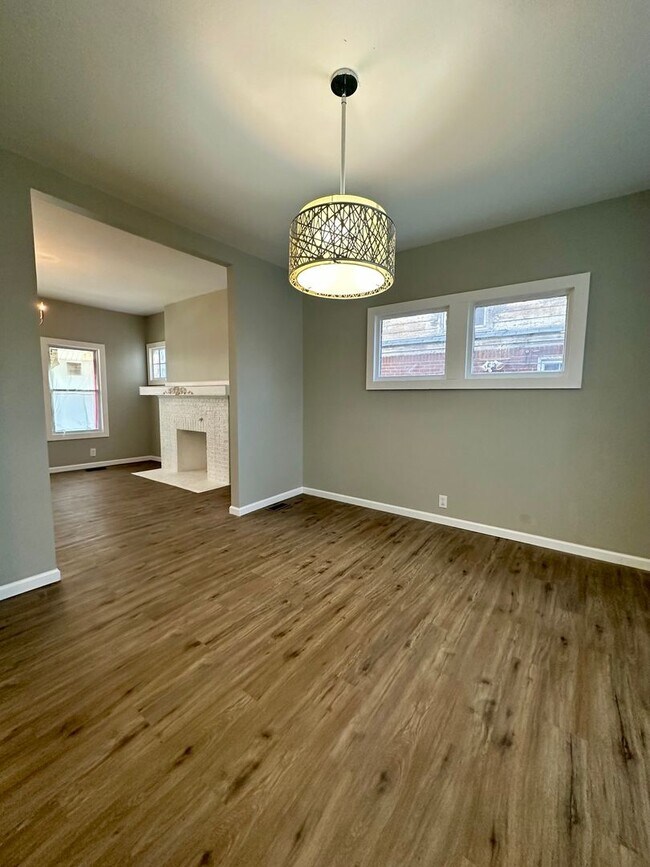 Foto del edificio - Lease_ Fully Remodeled 3 Bedroom 1 1/2 Bath Welcome Section 8 Call 313-429-3244