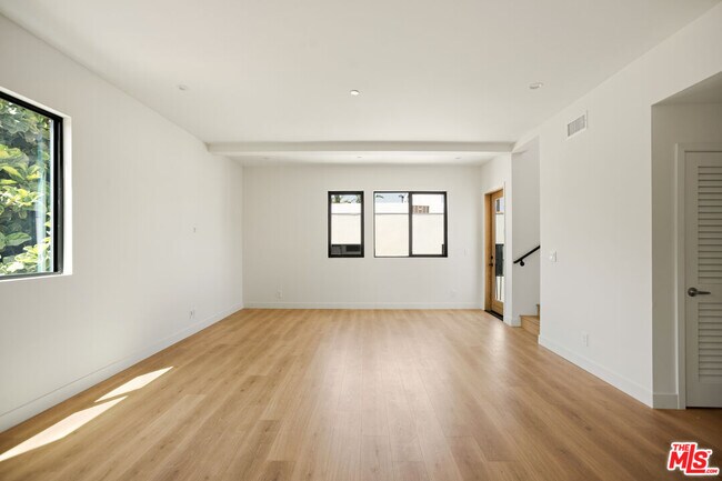 Foto del edificio - 2671 Benedict St