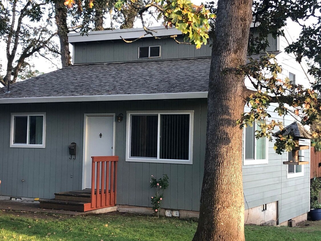 185 W Hereford St Unit Here, Gladstone, OR 97027 Room for Rent in