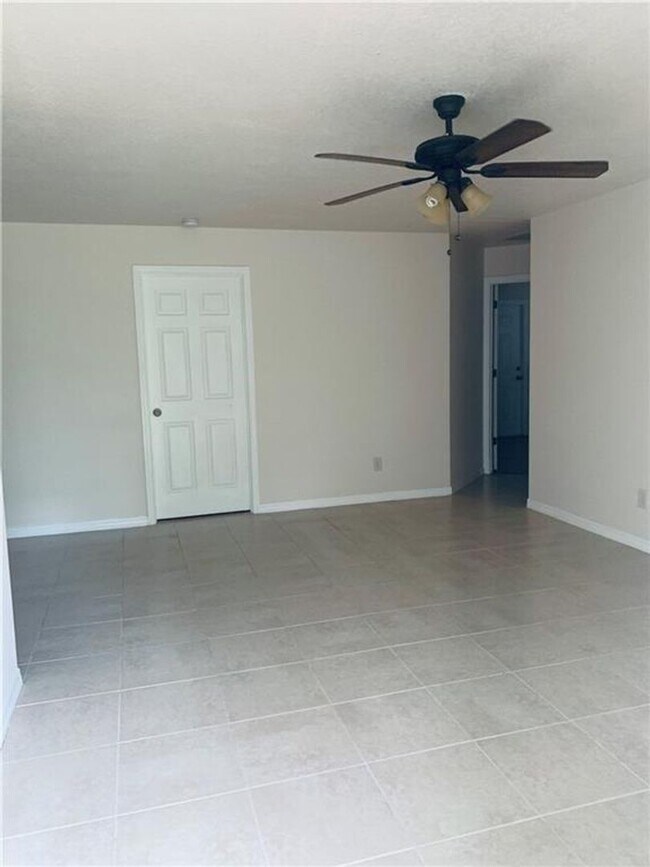 Foto del edificio - Charming 2-Bed, 2-Bath Home with Garage & Storage – Apply Today!