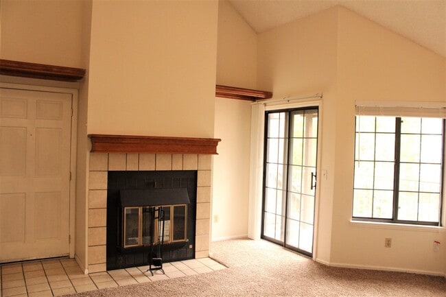 Building Photo - Huge 1 bedroom Condo With Loft, Walking Distance From Belmar! Available Mid July!!
