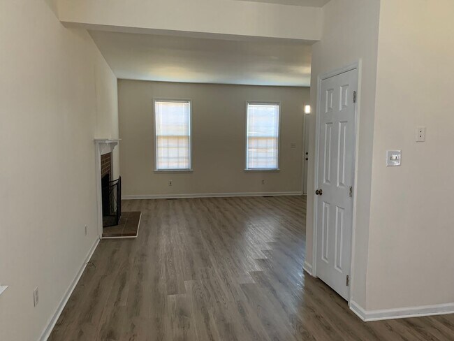 Foto del edificio - NORTHWEST RALEIGH TOWNHOME, AFFORDABLY PRICED FOR IMMEDIATE MOVE IN
