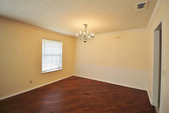 Foto del edificio - 2613 Briarwood Dr