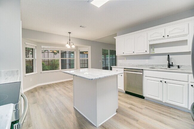 Building Photo - Beautiful property in highly desirable Lilian Woods Subdivision!