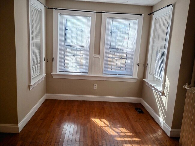 Foto del edificio - Modern Capitol Hill Location Basement Newly Renovated Unit with 1 Bedroom, 1 Bathroom,