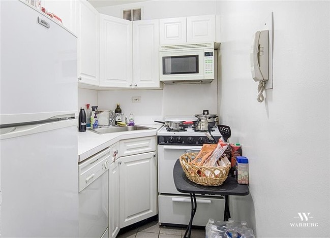 Building Photo - 136 E 56th St
