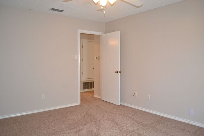 Building Photo - 2 bedroom, 1 bathroom duplex in Flint - To...