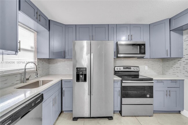 Foto del edificio - 4760 Lucerne Lakes Blvd W