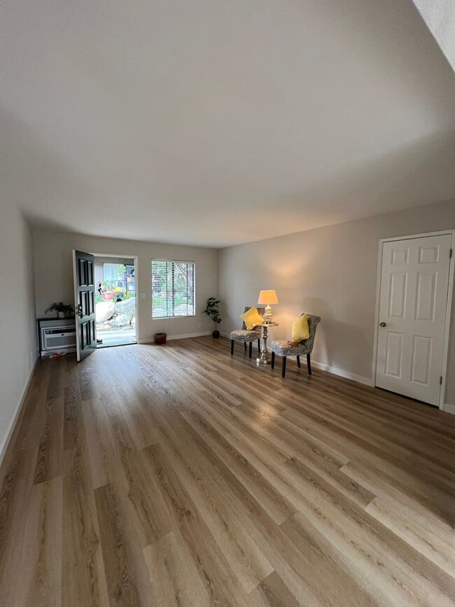 Building Photo - Irvine 2 bedroom with Upgrades