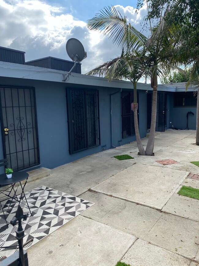 Foto del edificio - 2916 W Century Blvd