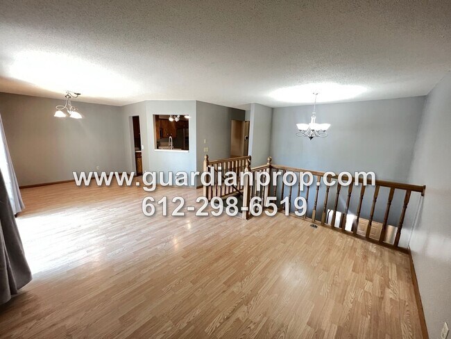 Building Photo - Townhouse Available October 1, Open Floor ...